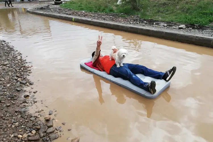 Floreștenii fac haz de necaz. Aqua Park în balta din fața blocului. Șulea: Strada e în curs de asfaltare - FOTO