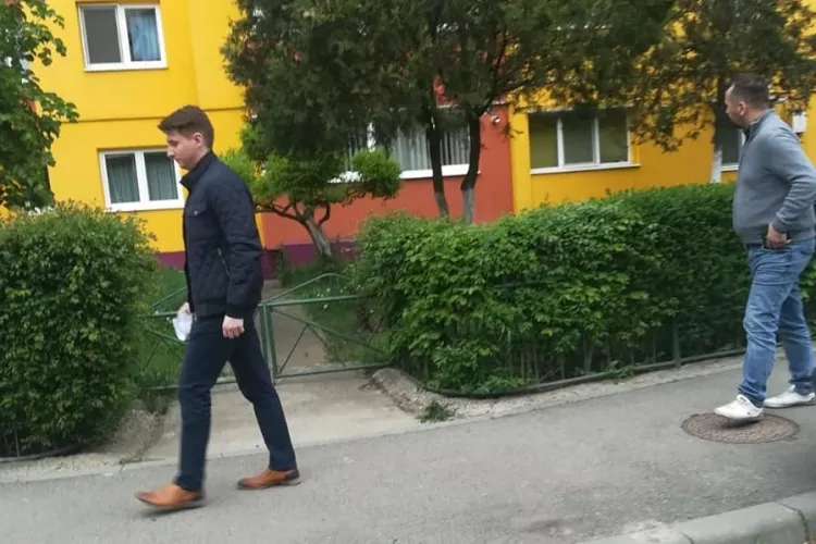 PNL Cluj i-a dat afară URGENT pe tinerii care împărțeau pliante ”otrăvite” cu USR. Buda nu răspunde la telefon