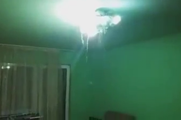 CLUJ: O familie a revenit acasă după Paști, iar din tavanul apartamentului curgea ”Niagara” - VIDEO
