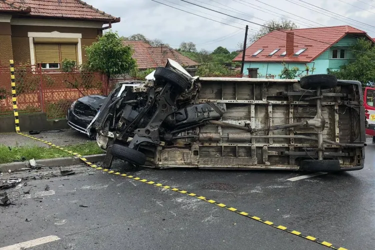 Accident pe strada Spicului! O mașină s-a răsturnat în urma impactului - VIDEO