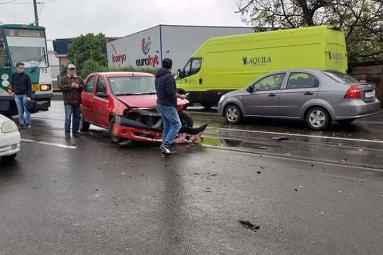 Accident pe Bulevardul Muncii. Circulația tramvaielor a fost blocată FOTO