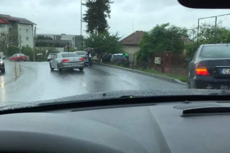 Accident pe Calea Turzii! Un șofer băut a ieșit cu autoturismul în decor - FOTO