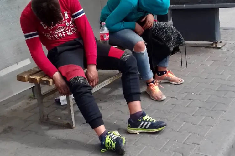 Alți drogați ”Zombie” în stația de autobuz de la Sora. E ceva ”cuib” în zonă? - VIDEO