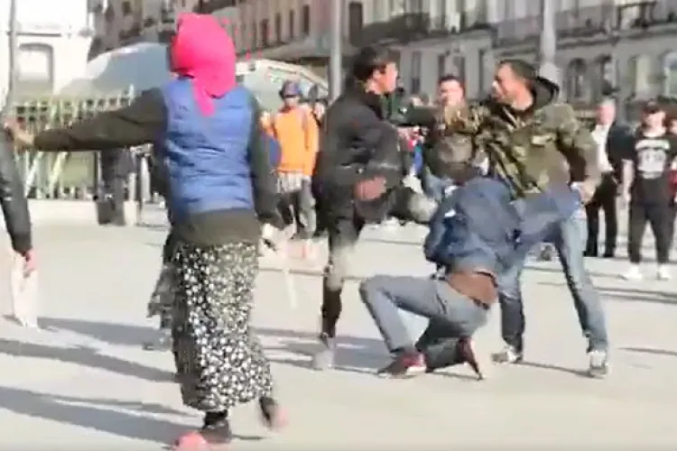 Rromii s-au luat la bătaie în centrul Madridului! Cum a intervenit Poliția. Vi se pare normal? - VIDEO