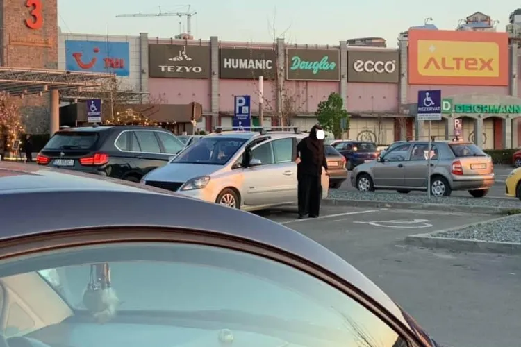 Măicuțe prinse când parchează pe locul pentru persoane cu handicap, la Vivo Cluj FOTO