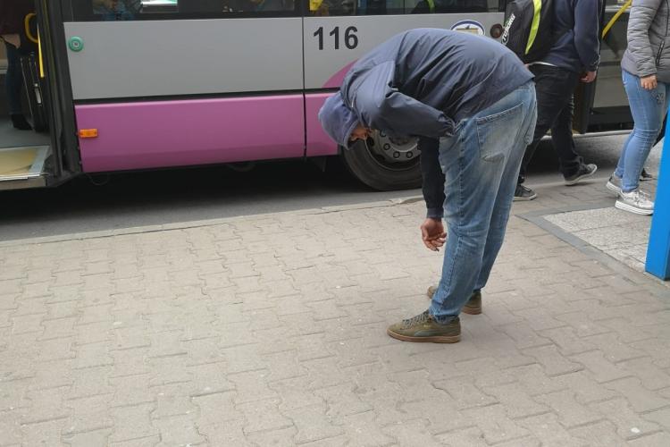 Drogat ”Zombie” în stația de autobuz de la Sora (B-dul 21 Decembrie 1989) - VIDEO