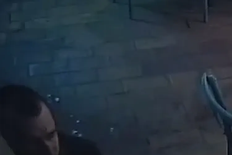 Infractor căutat de polițiști, pentru un furt dintr-un local din centrul Clujului. Îl recunoașteți? FOTO