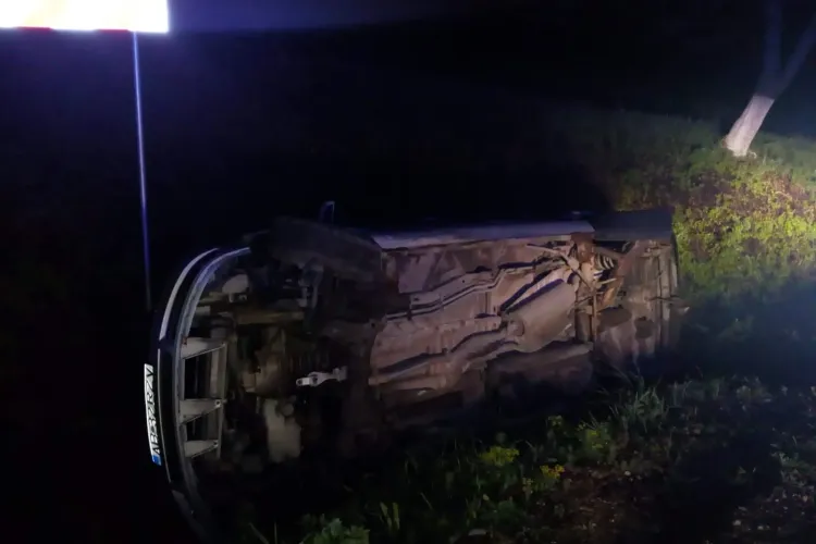 Accident in Tritenii de Jos. Un sofer mort de beat s-a rasturnat cu masina plina cu oameni -FOTO