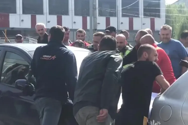 CLUJ: Șofer beat la volan, reținut cu forța de polițiști după ce a cauzat un accident VIDEO