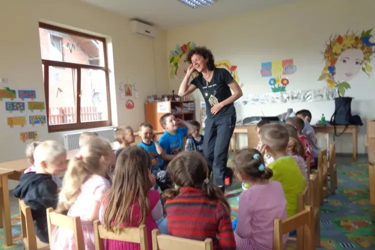 O fostă jucătoare profesionistă de tenis merge pe jos de la Cluj la Vama Veche pentru a-i ajuta pe copii - FOTO