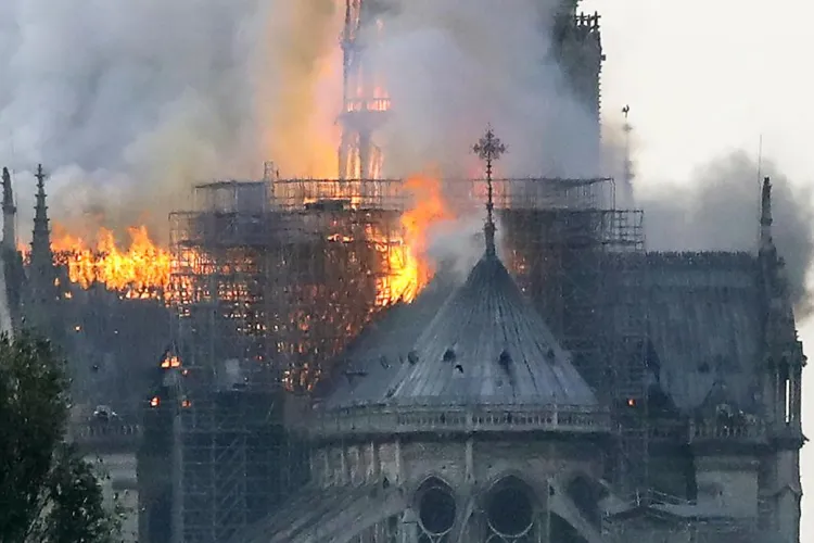 Celebra catedrală Notre-Dame a luat foc! Incendiul riscă să distrugă toată clădirea