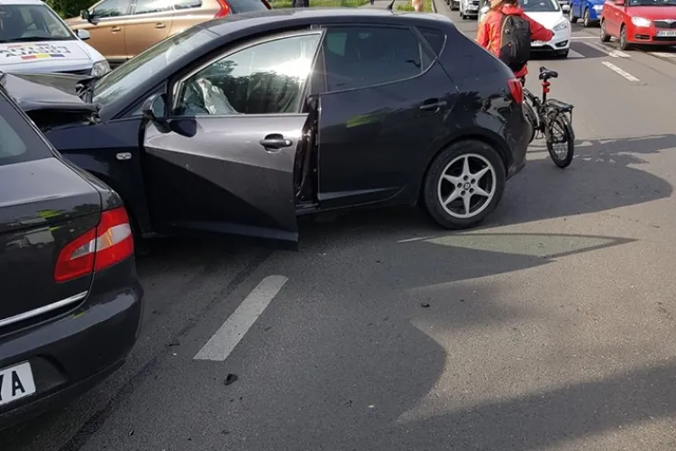 CLUJ: Pietoni loviți de mașină chiar pe trotuar, în urma unui accident pe Splaiul Independenței FOTO