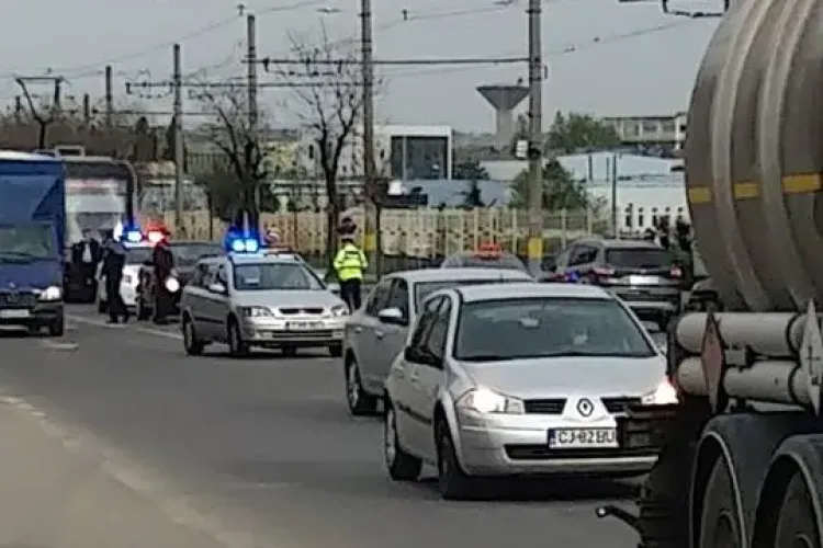 Hoț prins de polițiști la 10 minute după ce a furat o mașină din benzinărie la Cluj! Oamenii legii l-au găsit în trafic FOTO