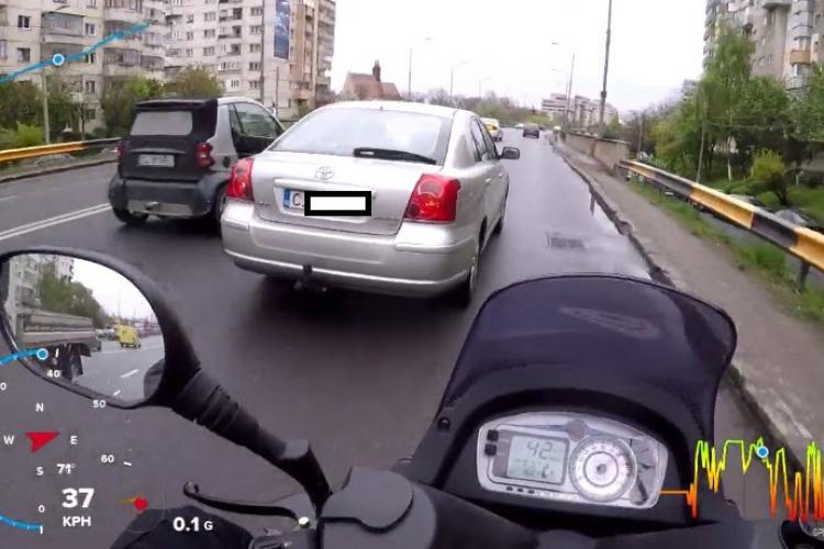 Motociclist HĂRȚUIT în trafic de un șofer grăbit inițial, dar care și-a găsit timp de șicanări - VIDEO