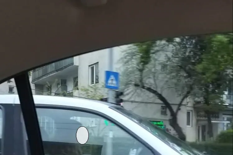 Mamă inconștientă în JUNGLA din Gheorgheni! Conducea cu copilul în brațe - FOTO