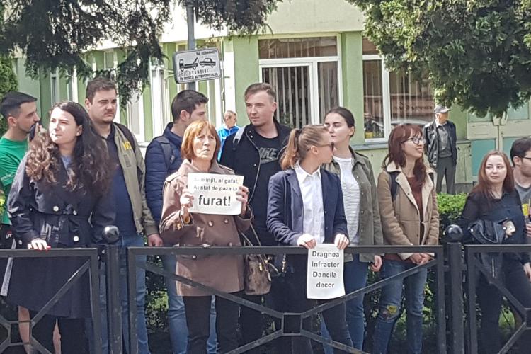 Cum i-a evitat Viorica Dancila pe protestatarii din Cluj. Huiduieli la UMF Cluj si declarații-VIDEO