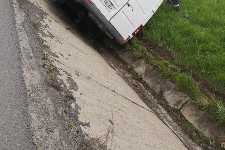 Accident cu patru victime la Cluj. Un șofer a ajuns cu Microbuzul în șanț FOTO