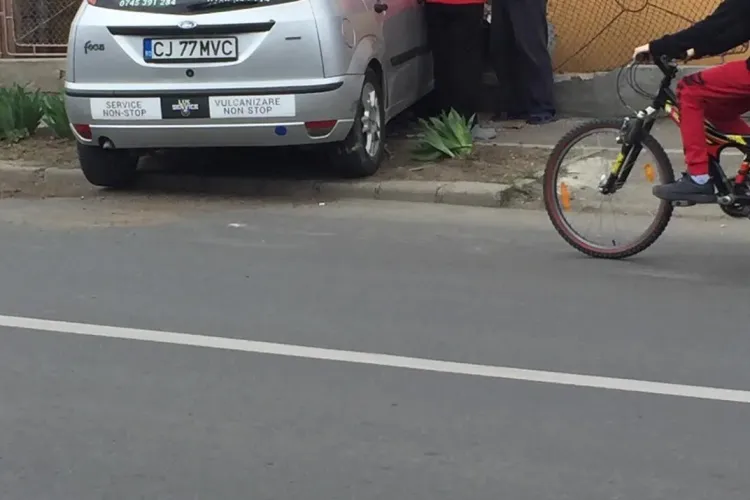 Șofer neatent s-a înfipt într-o casă de pe strada Sobarilor. Cine e de vină?- FOTO