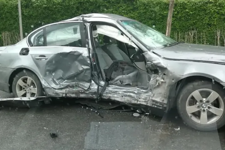 BMW făcut praf pe Plopilor! A fost lovit în plin din lateral FOTO