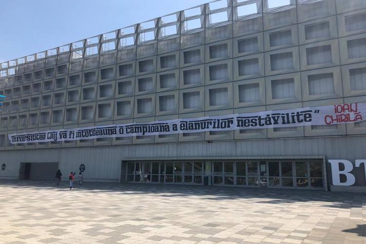 Suporterii U Cluj au amplasat un nou banner de suflet pe BT Arena