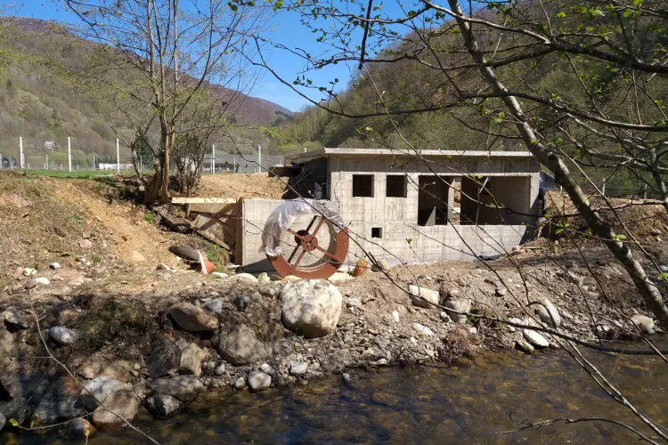 Pe Someșul Cald a apărut o microhidrocentrală despre care autoritățile spun că NU EXISTĂ! / UPDATE: Amendă 10.000 de lei