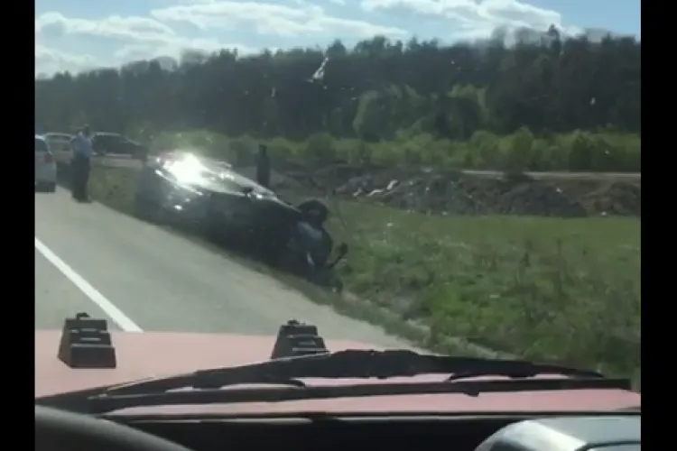 Ziua accidentelor la Cluj? Un șofer s-a răsturnat cu mașina în șanț FOTO