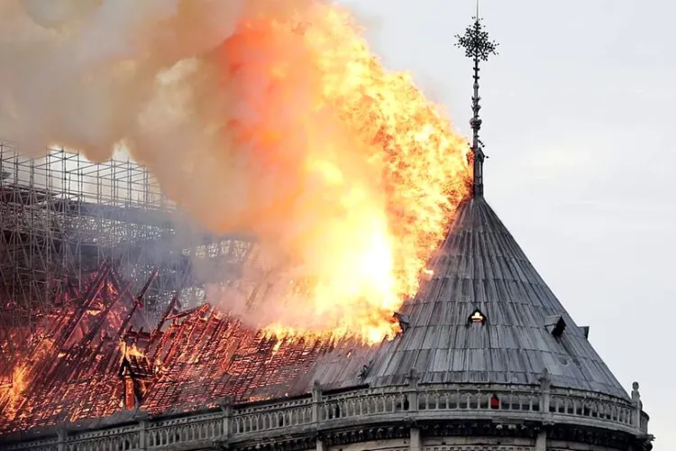 Cine le BATE obrazul politicienilor români care se înghesuie să facă donații pentru Notre Dame