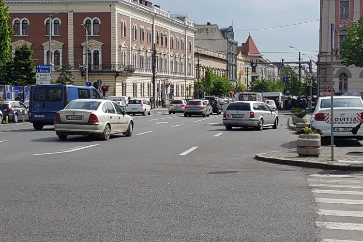 Accident in Piata Avram Iancu, sub ochii polițistului -VIDEO