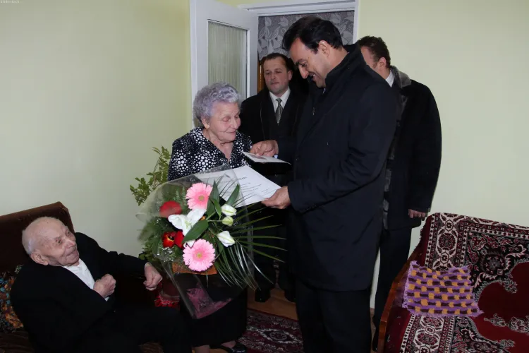 Doi clujeni de 100 de ani, premiati de Sorin Apostu