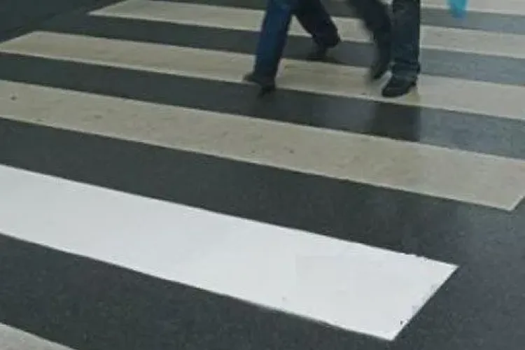 Pieton, lovit pe trecere de pietoni, chiar in fata Politiei, pe strada Traian