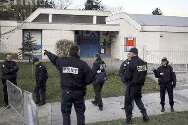 20 de  copii au fost luati ostatici la o gradinita din Franta de un tanar inarmat cu doua sabii