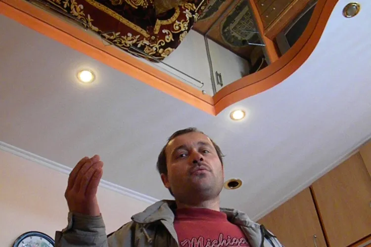 Palatul "oglinzilor", amenajat pe strada Coastei, intre colibele de tigani, care refuza evacuarea! VIDEO si FOTO