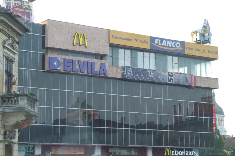 Femeie calcata de o autoutilitara care iesea din Complexul Leul, de pe strada Ploiesti