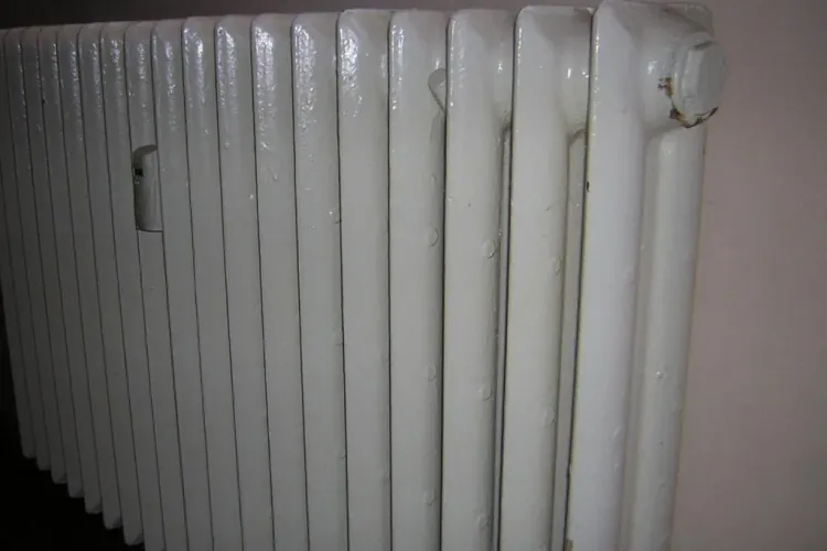 Cinci tineri prinsi in flagrant in timp ce furau calorifere de pe scara unui bloc din Manastur