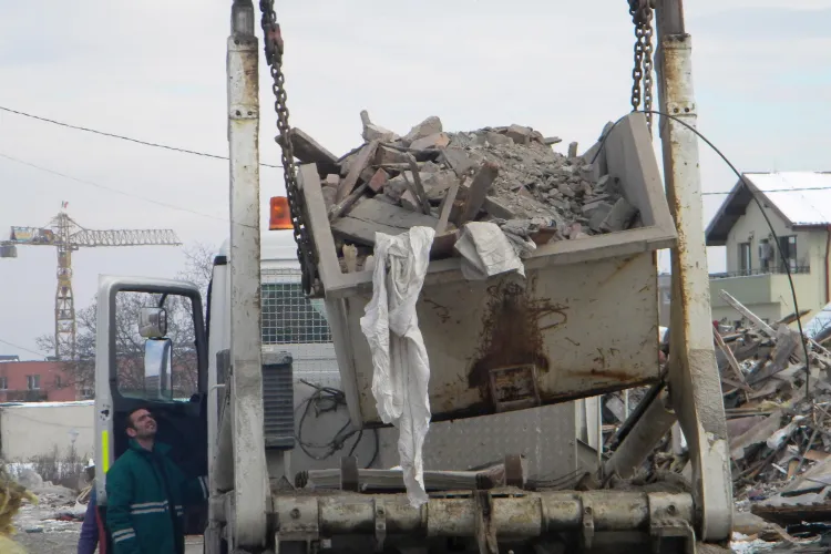 Scandal pe strada Coastei! Tiganii acuza primaria ca i-a inselat cu promisiunea ca vor primi teren, daca accepta evacuarea - VIDEO