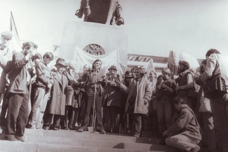 EDITORIAL: Revolutia lui Tibi Farcas