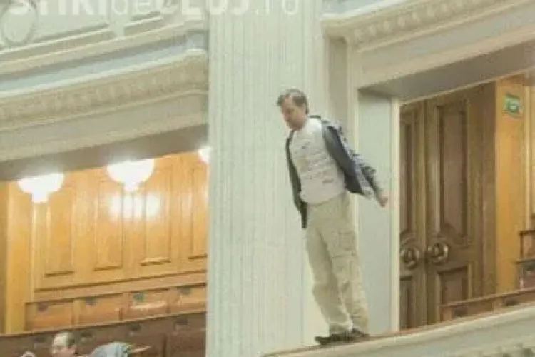 Un barbat s-a aruncat astazi de la balcon in sedinta de plen a  Parlamentului- VIDEO Imagini Socante