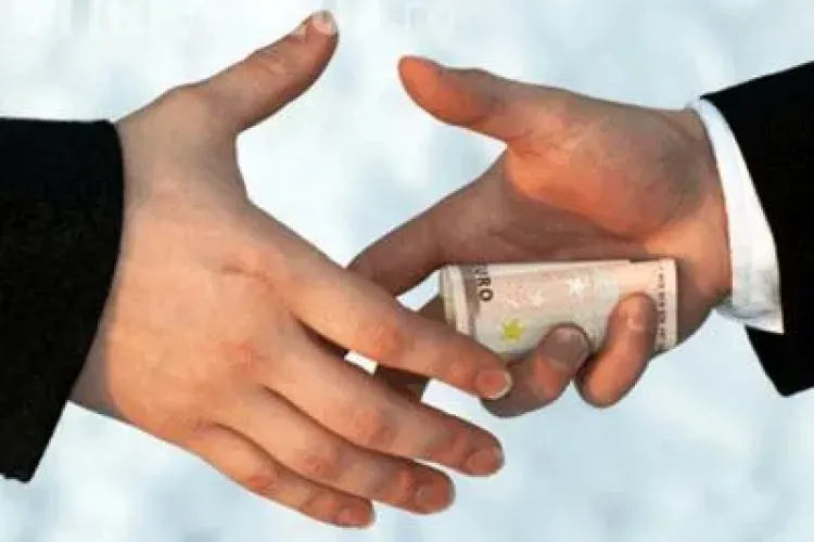 Unul din trei romani recunoaste ca da mita!