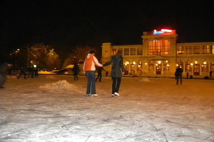 Patinaj pe lacul Chios! Zeci de tineri se distreaza gratis in fiecare seara pe lacul inghetat - VIDEO si Galerie FOTO 