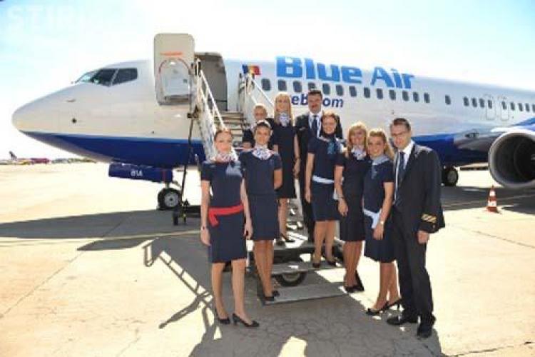 Blue Air lanseaza un calendar cu stewardesele companiei in ipostaze senzuale 