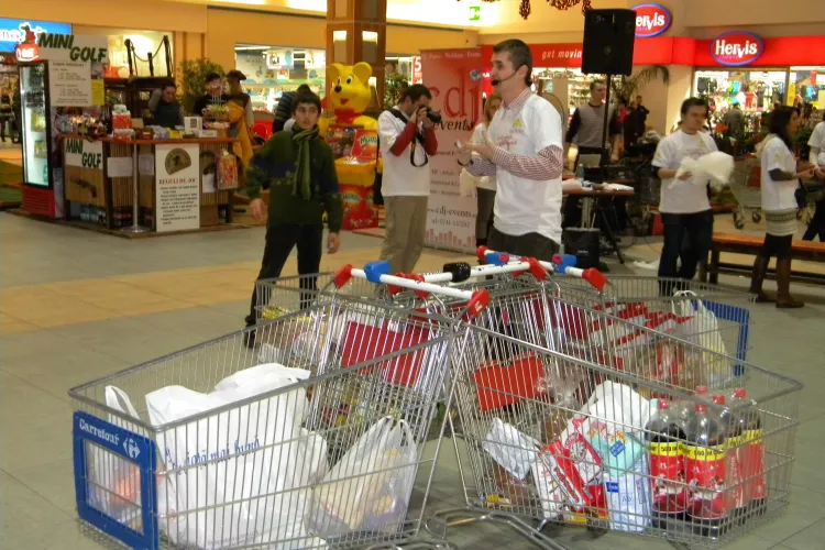 Proiectul "Nepoti de Craciun" a adunat carucioare intregi cu mancare pentru 50 de batrani din Cluj - VIDEO si Galerie FOTO