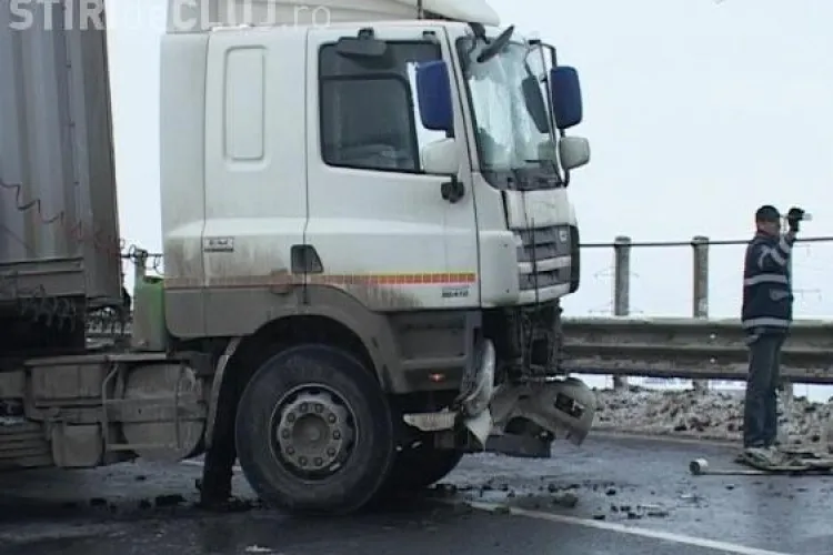 TIR rasturnat pe autostrada Transilvania! Circulatia pe sensul Gilau - Turda se desfasoara cu dificultate 