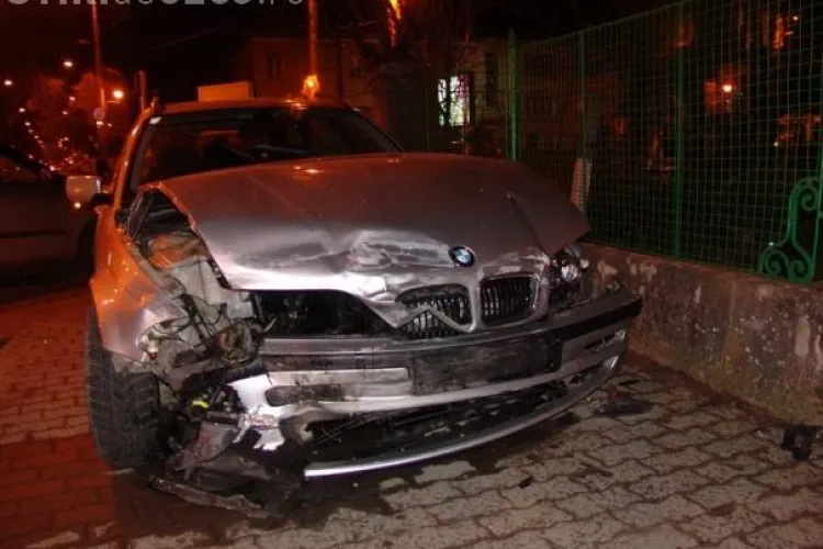 Soferul unui BMW a daramat poarta unei case de pe Aurel Vlaicu si s-a certat cu politistii