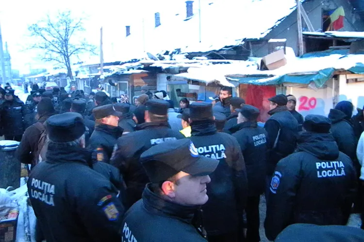 Sute de tigani de pe strada Coastei din Cluj-Napoca sunt evacuati la aceasta ora de jandarmi si politisti- VIDEO si Galerie FOTO