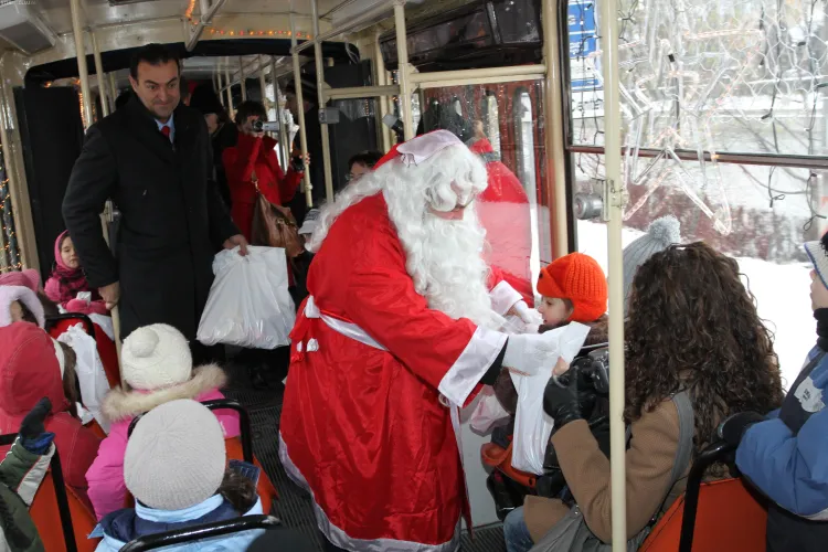 Tramvaiul lui Mos Craciun circula prin Cluj-Napoca! VEZI aici programul - FOTO