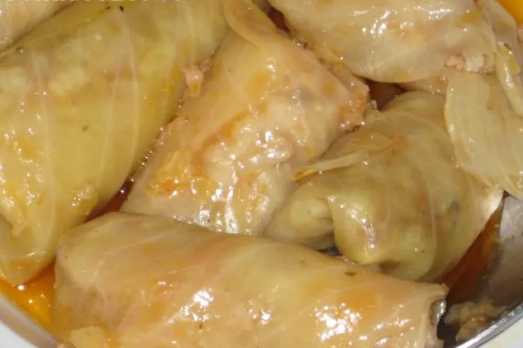 Sondaj: Romanii incep sa renunte la bradul natural de Craciun, dar raman fideli sarmalelor