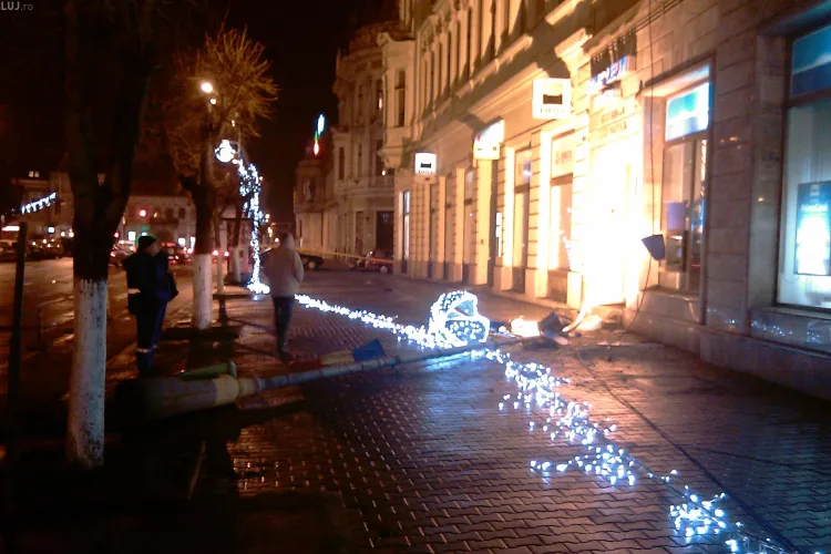 Stalpii prabusiti de vant, joi seara, in Piata Unirii, vor fi inlocuiti de Electrica