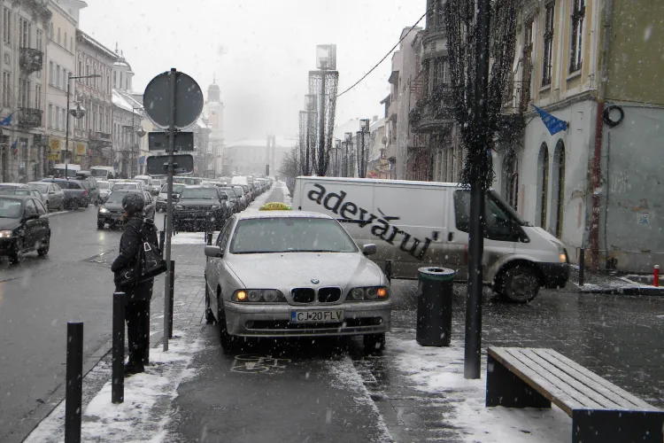 Taximetrist parcat direct pe trotuar in fata la Cinema Victoria! - FOTO si VIDEO