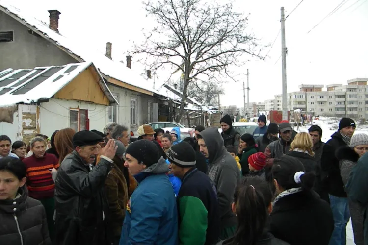 Tiganii de pe strada Coastei ameninta ca isi dau foc daca primaria ii muta la Pata Rat - Galerie FOTO si VIDEO