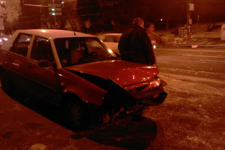 Accident langa Iulius Mall Cluj, pe strada Alexandru Vaida Voievod! Un taximetru i-a taiat calea unui sofer - VIDEO si FOTO 